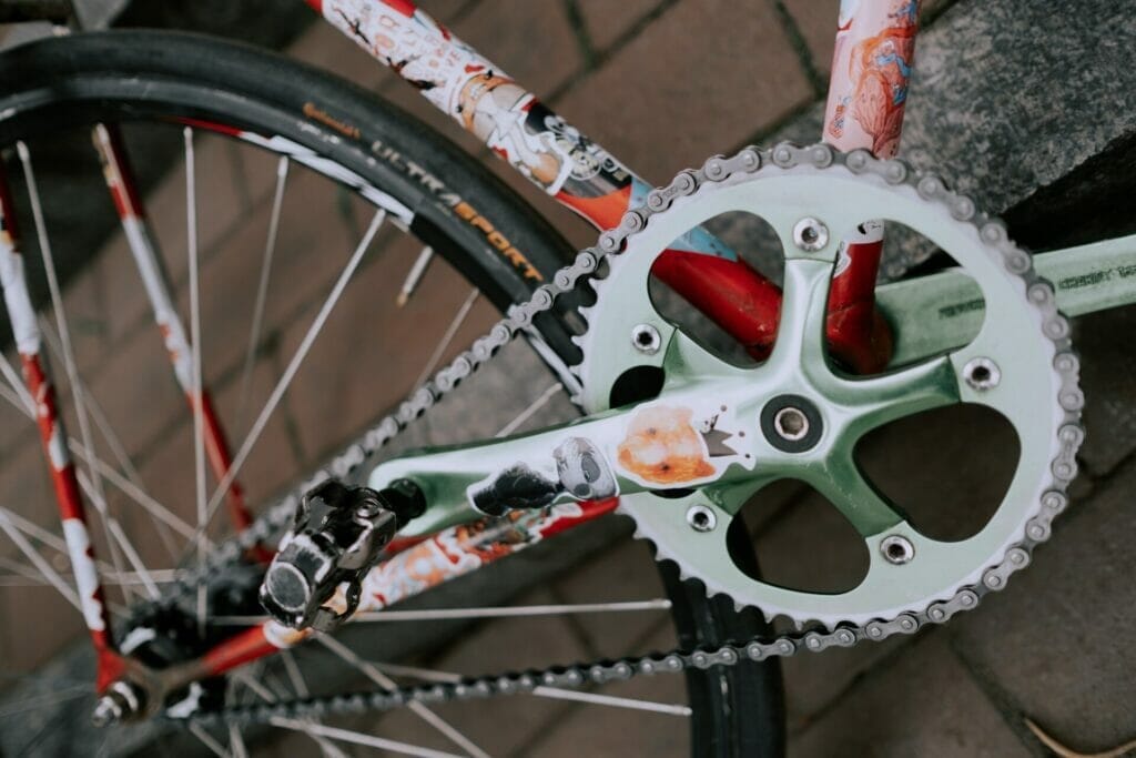 Two kinds of bike chain lube – Dry and Wet